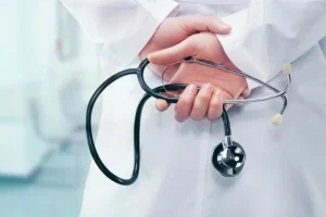 Νάουσα: Προσποιήθηκε τον γιατρό και άρπαξε από ηλικιωμένη 15.000 ευρώ