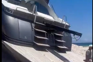 Ισπανία: Καπετάνιος… «καβάλησε» αμμόλοφο και έγινε viral