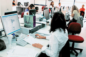 SZ: Οι Έλληνες βγαίνουν αργά… γιατί δουλεύουν όλη μέρα – Και το Σάββατο τους ανήκει στον εργοδότη