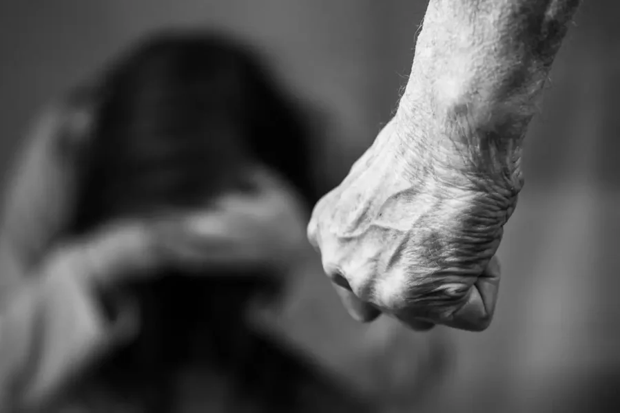 Ολο το χρονικό του ξυλοδαρμού της 43χρονης ασκούμενης από τον πασίγνωστο 69χρονο δικηγόρο