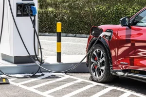 «Κινούμαι Ηλεκτρικά 3»: Αυξάνεται έως και τις 11.000 ευρώ η επιδότηση – Τα ποσά και οι δικαιούχοι