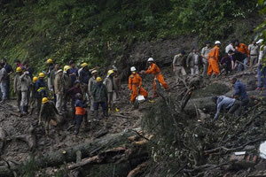 Ινδία: Έξι νεκροί από σφοδρές βροχοπτώσεις και κατολισθήσεις – 2.000 τουρίστες έχουν εγκλωβιστεί
