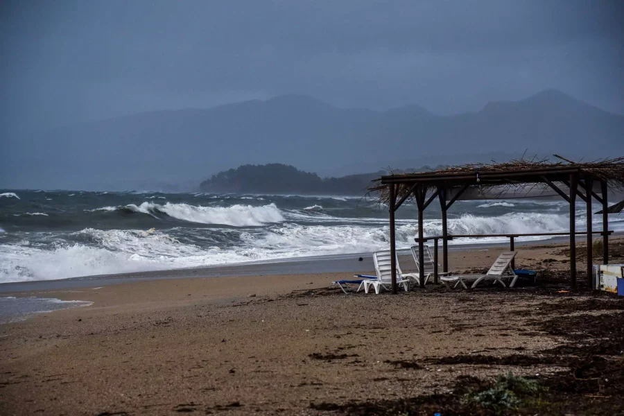 Στα 7 μποφόρ οι άνεμοι στο Αιγαίο, σταθερά ψηλά η θερμοκρασία