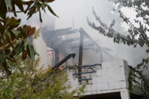 Λάρισα: Κάηκε σπίτι στην Καρίτσα – Κοντά στο δάσος οι φλόγες