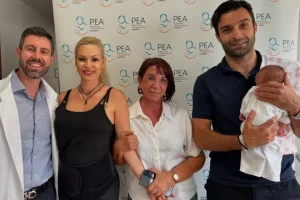 Βίκυ Κάβουρα- Γιώργος Τζαβέλλας: Επιστροφή στο σπίτι με την κόρη τους