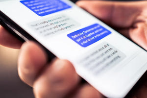 Κινητά τηλέφωνα: Αυτό είναι το πιο «σοβαρό λάθος» που κάνουμε όταν γράφουμε μηνύματα