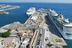 Ρόδος: Περιπέτεια για 109 επιβάτες πλοίου – Προσέκρουσε στο λιμάνι