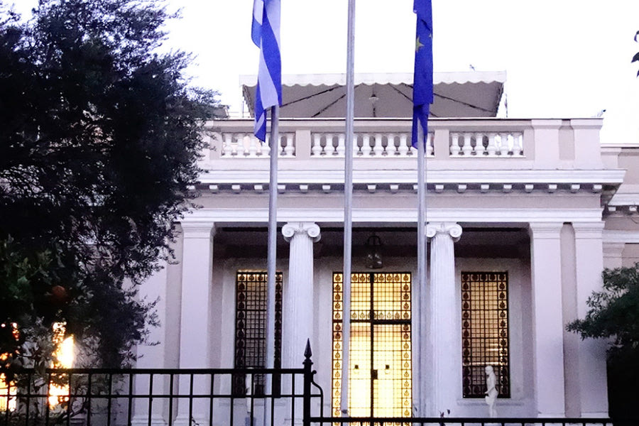 Το… δόγμα των αυξήσεων, η Άμυνα της επόμενης μέρας, οι «11» πονοκέφαλοι και τα… «γαλλικά» του Κυριάκου!