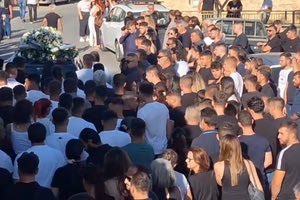 Πλήθος κόσμου συνόδεψε τον 20χρονο Μιχάλη στην τελευταία του κατοικία