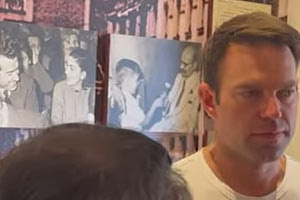 Όταν ο Στέφανος είδε τον Μπελογιάννη  να κρατά την Αυγή