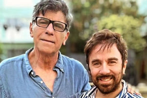 Γιάννης Μπέζος – Θανάσης Τσαλταμπάσης: Η κοινή τους φωτογραφία πριν από 30 χρόνια