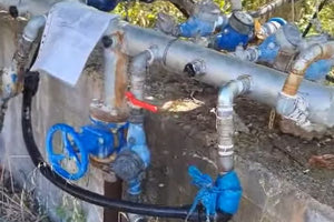 Bίντεο – ντοκουμέντο: Έκλεβε νερό από δημοτικό δίκτυο άρδευσης για να ποτίζει τις καλλιέργειες του!