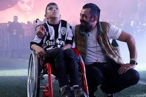 Ο ΠΑΟΚ στέλνει τον μικρό Γιαννάκη στις ΗΠΑ για να περπατήσει ξανά
