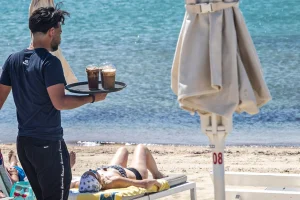 Υπουργείο Οικονομικών: Διπλή απόβαση σε παραλίες και τουριστικούς προορισμούς από τους ελεγκτές της ΑΑΔΕ – Και drones στη «μάχη»