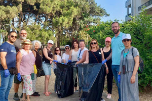 Έπιασαν σκούπες και σακούλες, καθάρισαν το πάρκο