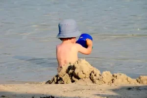 Από ποιες μολύνσεις κινδυνεύουν τα παιδιά στην παραλία