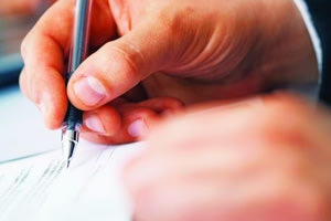 ‘Ερευνα της Ασφάλειας Ηρακλείου για ιδιοκτήτη γραφείου εξυπηρέτησης πολιτών και δύο αλλοδαπών για υφαρπαγή ψευδούς βεβαίωσης