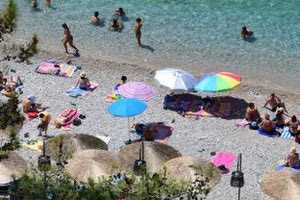 Καύσωνας επ’ αόριστον: Ανάσες δροσιάς αναζητούν οι πολίτες στις παραλίες