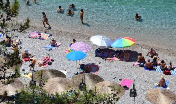 Καύσωνας επ’ αόριστον: Ανάσες δροσιάς αναζητούν οι πολίτες στις παραλίες