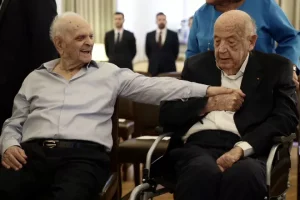 Το παράσημο του Ανώτερου Ταξιάρχη του Τάγματος της Τιμής στον Λευτέρη Παπαδόπουλο και τον Μίμη Πλέσσα