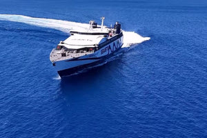 Τήνος: Η θεαματική μανούβρα πλοίου για να μπει και να δέσει στο λιμάνι – Δείτε βίντεο