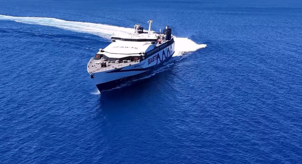 Τήνος: Η θεαματική μανούβρα πλοίου για να μπει και να δέσει στο λιμάνι – Δείτε βίντεο