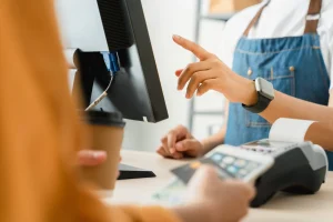 Yποχρεωτική διασύνδεση POS – ταμειακών μηχανών: 22 ερωτήσεις & απαντήσεις από την ΑΑΔΕ