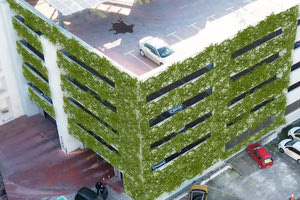 Πράσινος τοίχος στο Δημοτικό πάρκινγκ αυτοκινήτων στα Χανιά