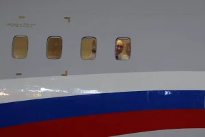 Κολλημένος στο τζάμι του αεροπλάνου ο Πούτιν λέει αντίο στον Κιμ Γιονγκ Ουν