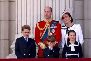 Πρίγκιπας Λούις: Έκλεψε την παράσταση με τον χορό και τα χασμουρητά του στο Trooping the Colour