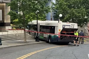 ΗΠΑ: Λεωφορείο έπεσε σε κτίριο στο Σιάτλ – 11 τραυματίες