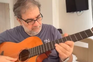 «Έτσι κι έτσι…»: Ο Δημήτρης Σταρόβας παίζει κιθάρα μετά το εγκεφαλικό επεισόδιο και συγκινεί