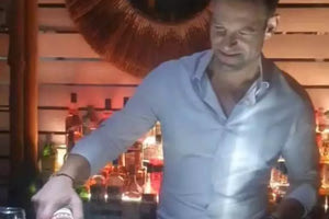 Στέφανος Κασσελάκης: Μετά την ομιλία του στην Πάτρα κερνάει σφηνάκια σε μπαρ