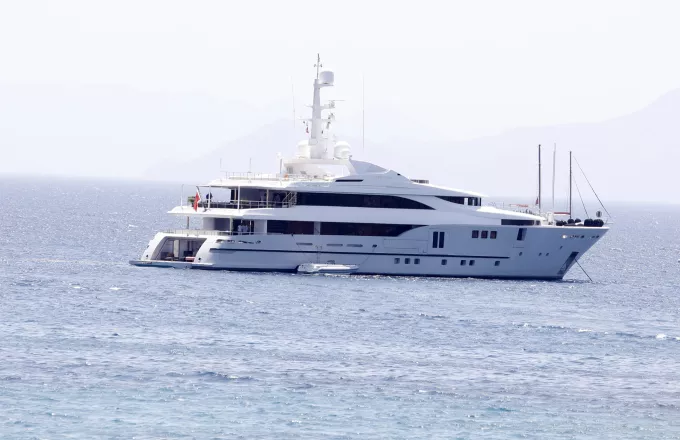 Φωτιά στην Ύδρα: Συνελήφθησαν 13 επιβαίνοντες της θαλαμηγού από όπου έριξαν πυροτεχνήματα