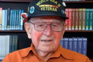 Συγκίνηση: Βετεράνος του Β’ Παγκοσμίου Πολέμου πέθανε καθοδόν για τις εκδηλώσεις της 80ης επετείου της D-DAY
