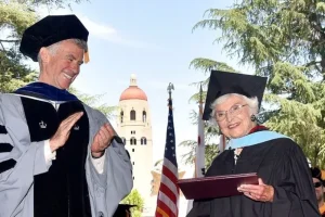 Σε ηλικία 105 ετών πήρε το πτυχίο της από το Πανεπιστήμιο Στάνφορντ