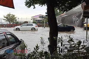 Ο καιρός τρελάθηκε! Άνοιξαν οι ουρανοί στη Θεσσαλονίκη