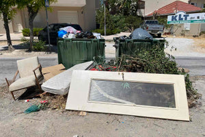 Παντού αυτοσχέδιες χωματερές – Σαλονάκι, στρώματα μέχρι και πόρτες