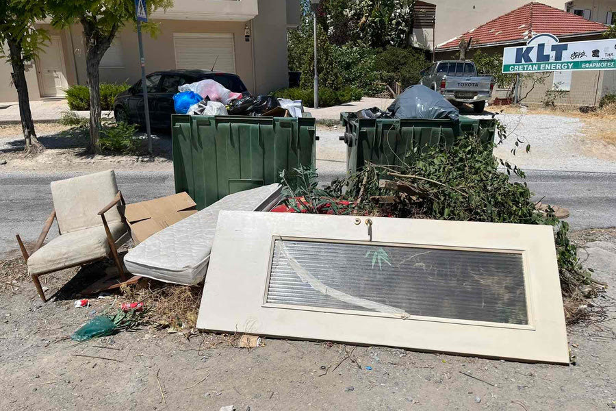 Παντού αυτοσχέδιες χωματερές – Σαλονάκι, στρώματα μέχρι και πόρτες