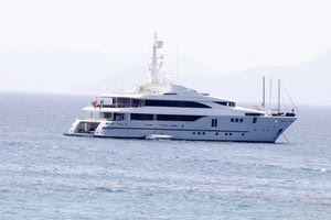 Φωτιά στην Ύδρα: Στη Βουλιαγμένη το επίμαχο σκάφος – Οργή κατοίκων