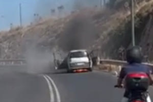 Αυτοκίνητο πήρε φωτιά στη μέση του δρόμου – δείτε το βίντεο