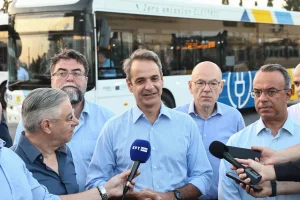 Πρωινή επίσκεψη Μητσοτάκη στο αμαξοστάσιο του ΟΣΥ