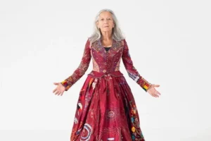 Το κόκκινο φόρεμα που αφηγείται ιστορίες 239 γυναικών και 5 αντρών από όλο τον κόσμο