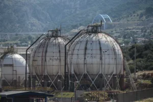 Κατατίθεται στη Βουλή η διάταξη για την έκτακτη φορολόγηση των υπερκερδών των διυλιστηρίων