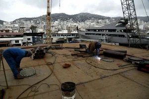 Tραυματισμός τριών ατόμων κατά τη διάρκεια ναυπηγοεπισκευαστικών εργασιών στο Πέραμα