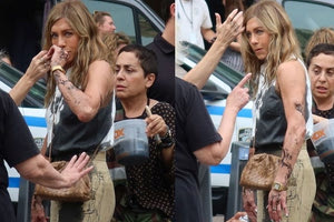 Επίθεση ακτιβιστή στην Τζένιφερ Άνιστον: Την έκανε χάλια με “λάδι” που της πέταξε