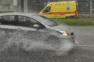 Χαλάζι και κεραυνοί σε αρκετές περιοχές της Αττικής