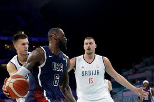 Επίδειξη ισχύος από τις ΗΠΑ στην πρεμιέρα τους στο Παρίσι