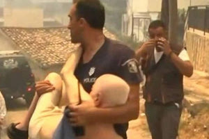 Φωτιά στην Πάτρα: Συγκλονίζει η εικόνα αστυνομικού που σώζει από τις φλόγες ηλικιωμένο άνδρα