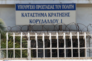 «Μπάτε σκύλοι αλέστε» οι φυλακές στον Κορυδαλλό: Βρέθηκαν κινητά, μαχαίρια και κοντάρια!